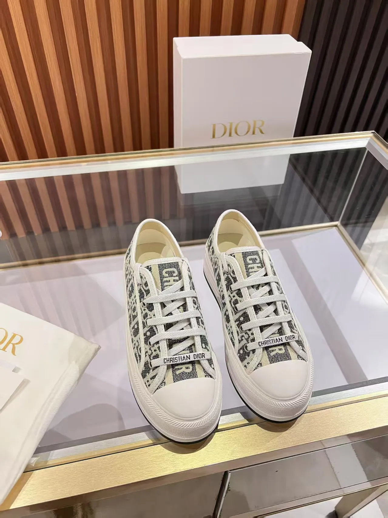 👟👟Ex-factory price 520👟👟 Walk‘n’Dior embroidered mid-top casual shoes are new in 2025. On the fashion stage, Dior embroidered shoes are the well-deserved protagonist. Delicate stitching is used on the upper, every stitch is devoted to the craftsman's efforts, and every thread is woven with artistic poetry. From complex floral patterns to smart geometric textures, embroidery is like the magic that gives shoes life, allowing them to show dynamic beauty even in static conditions.   Wearing Dior embroidered shoes feels like stepping into a dream world full of art. It is not only a pair of shoes, but also a walking piece of art that perfectly integrates fashion and culture. Whether you are strolling on the bustling city streets or attending important social occasions, Dior embroidered shoes can add unique charm to your style and become the focus of everyone's attention.   Choosing Dior embroidered shoes means choosing a persistent pursuit of quality and a unique understanding of fashion. Let it accompany you through every wonderful moment and leave your own fashion mark.  Material: Sheepskin lining, feet, silk cowhide, size 35-41, heel height 5cm